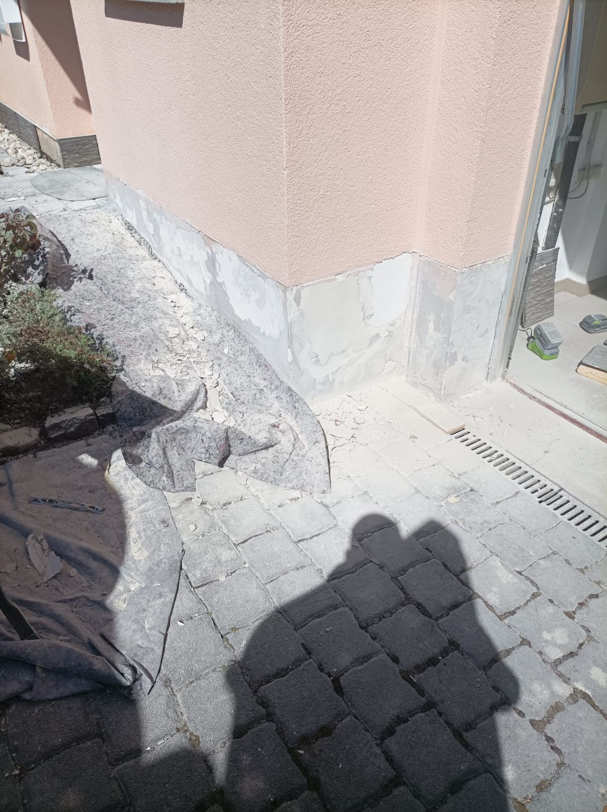 Sockelabdichtung während der Arbeiten