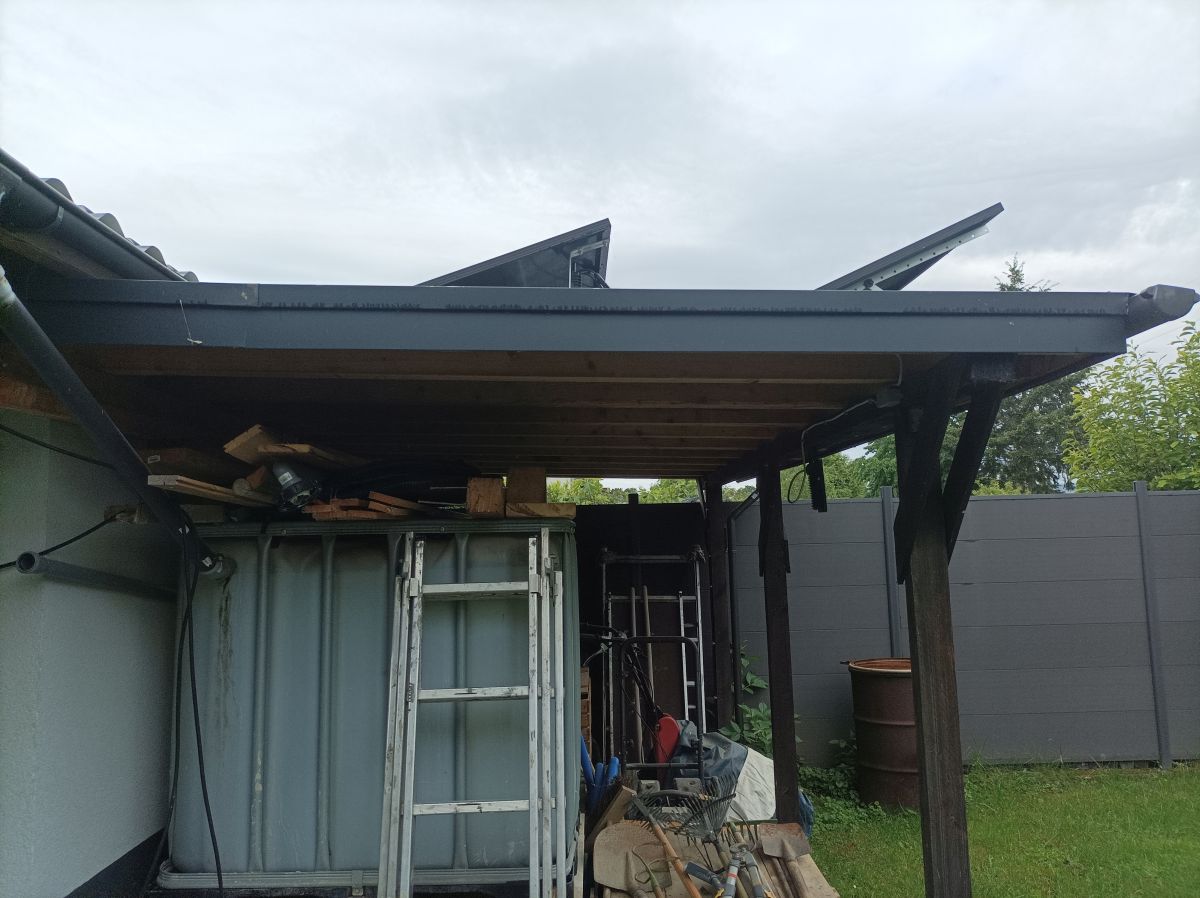 Fertiges Unterstelldach mit Solaranlage
